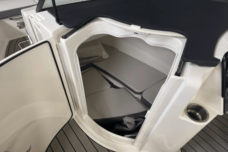 Slide: The Image of Sea Ray SDX 230 2026 - 26