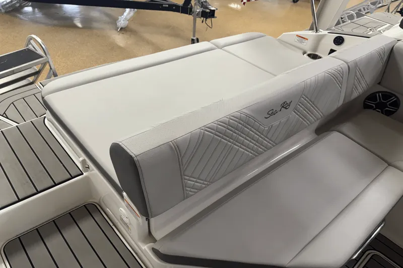 Slide: The Image of Sea Ray SDX 230 2026 - 30