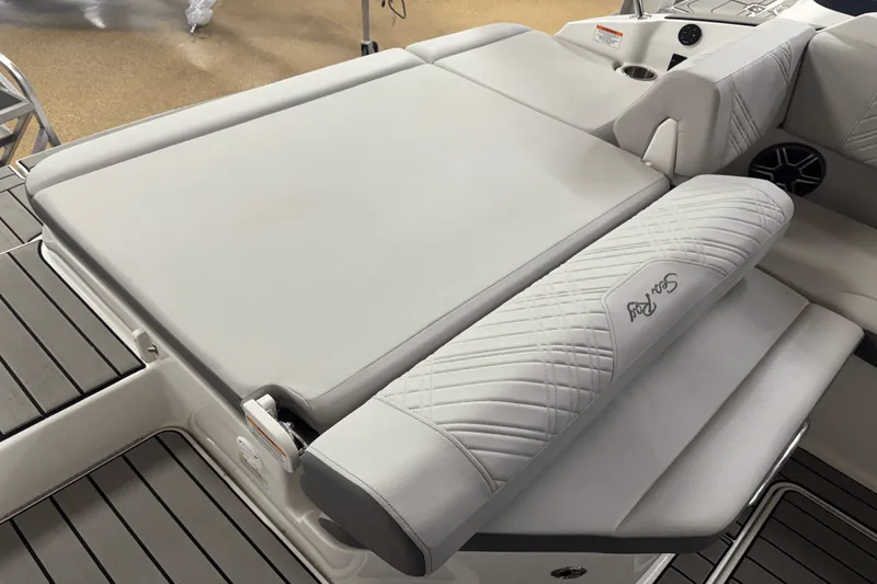 Slide: The Image of Sea Ray SDX 230 2026 - 31