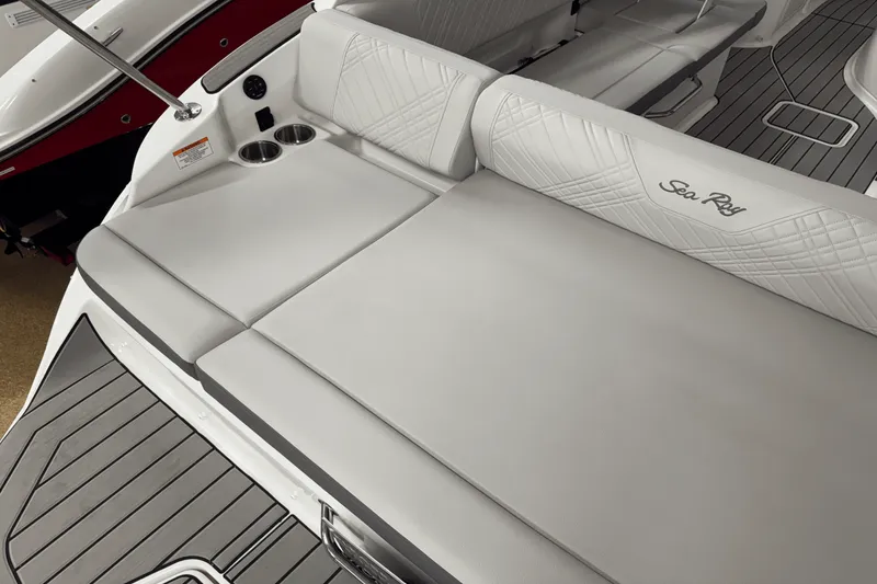 Slide: The Image of Sea Ray SDX 230 2026 - 32