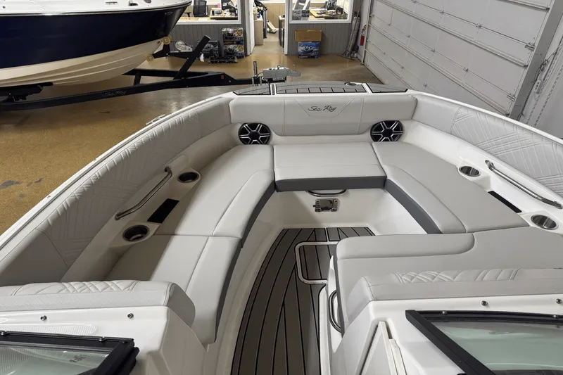Slide: The Image of Sea Ray SDX 230 2026 - 5
