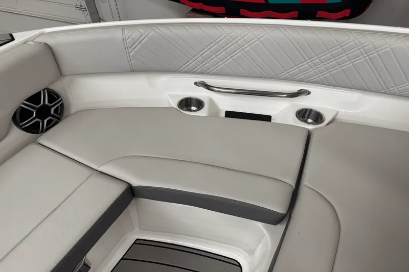 Slide: The Image of Sea Ray SDX 230 2026 - 6