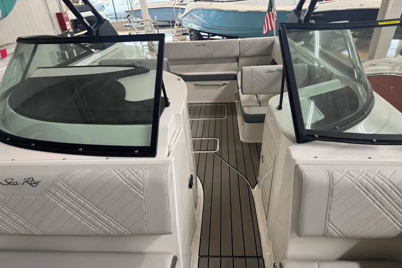 Slide: The Image of Sea Ray SDX 230 2026 - 8