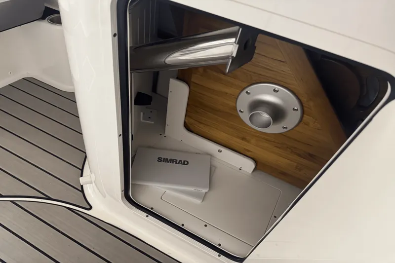 Slide: The Image of Sea Ray SDX 230 2026 - 9