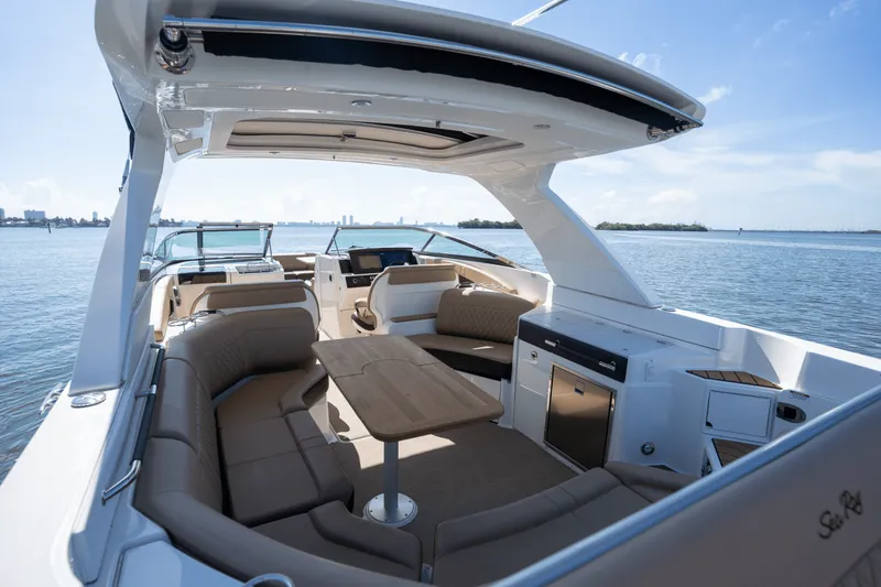 Slide: The Image of Sea Ray 350 SLX 2024 - 12