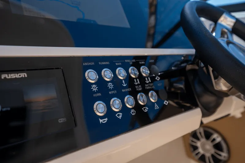 Slide: The Image of Sea Ray 350 SLX 2024 - 22