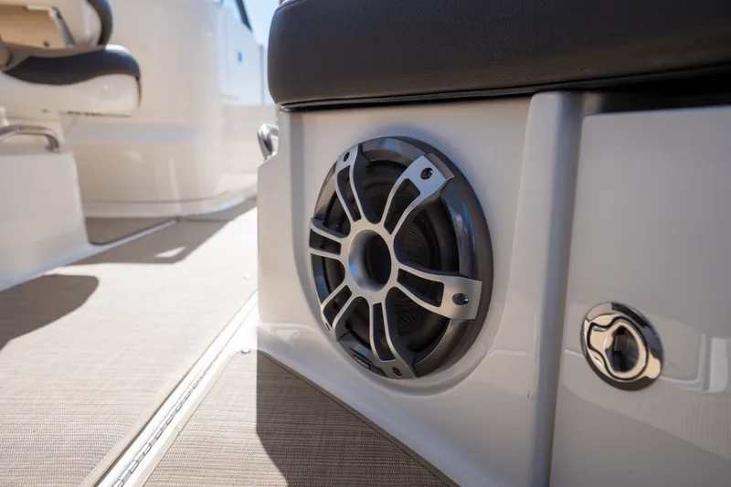 Slide: The Image of Sea Ray 350 SLX 2024 - 28