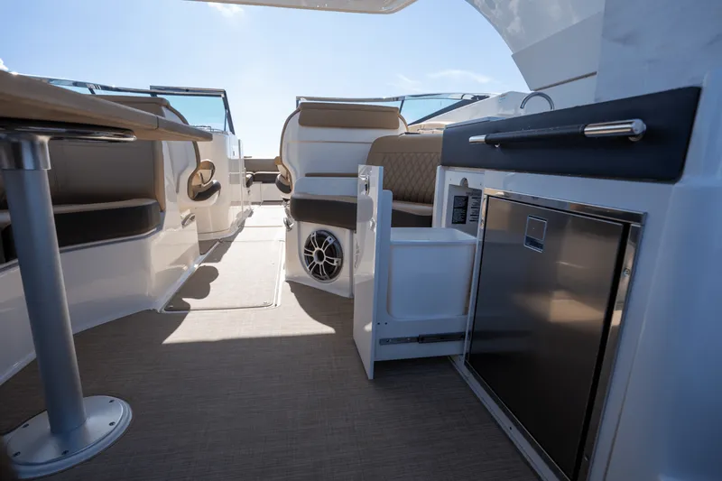 Slide: The Image of Sea Ray 350 SLX 2024 - 29