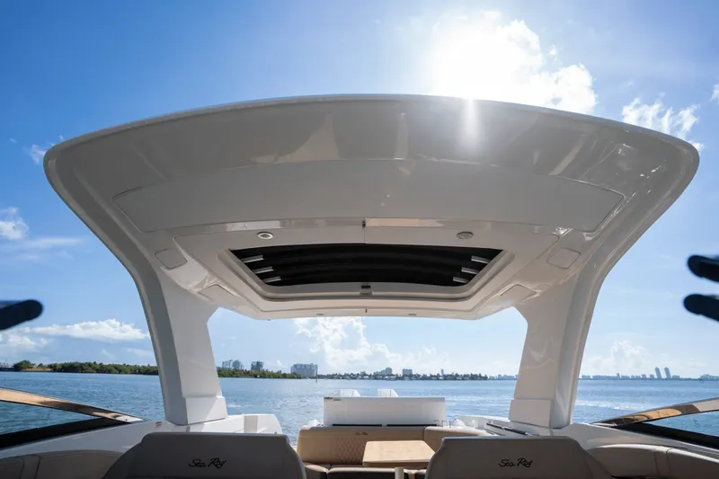 Slide: The Image of Sea Ray 350 SLX 2024 - 30