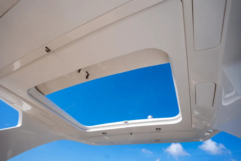 Slide: The Image of Sea Ray 350 SLX 2024 - 32