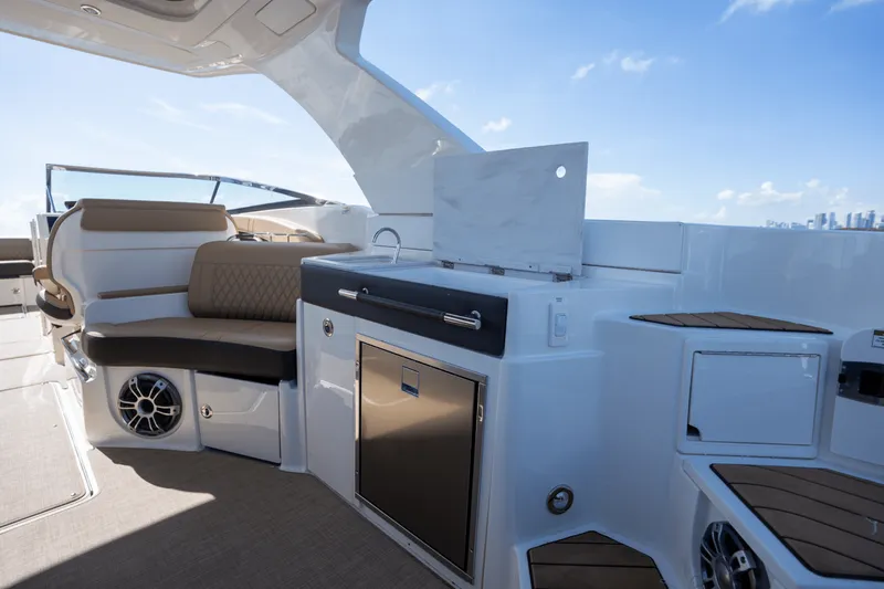 Slide: The Image of Sea Ray 350 SLX 2024 - 34