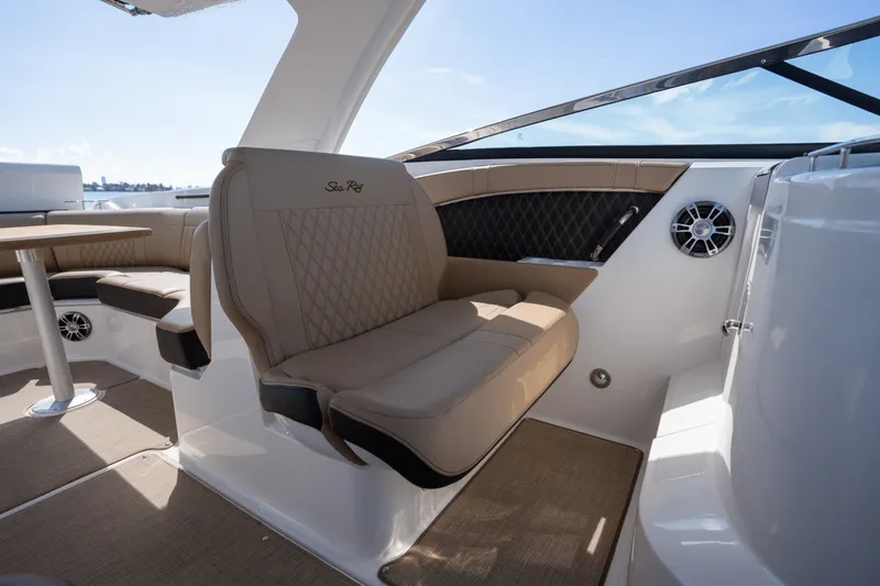 Slide: The Image of Sea Ray 350 SLX 2024 - 36