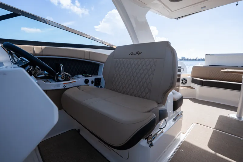 Slide: The Image of Sea Ray 350 SLX 2024 - 37