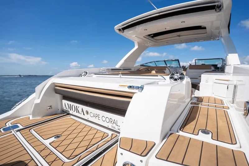 Slide: The Image of Sea Ray 350 SLX 2024 - 43