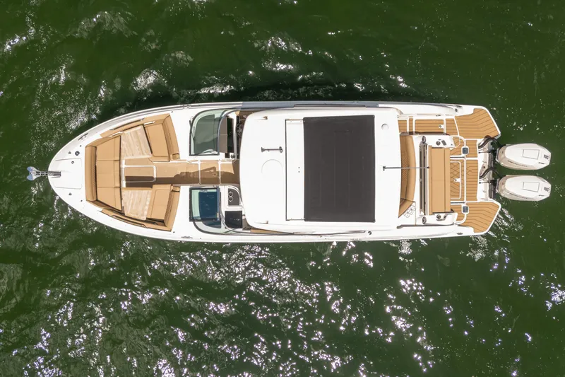 Slide: The Image of Sea Ray 350 SLX 2024 - 45