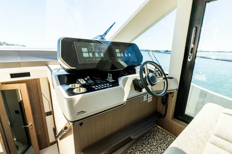 Slide: The Image of Galeon 560 FLY 2024 - 41