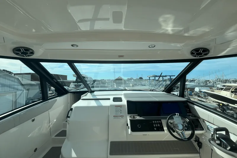 Slide: The Image of Sea Ray Sundancer 320 Outboard 2026 - 15