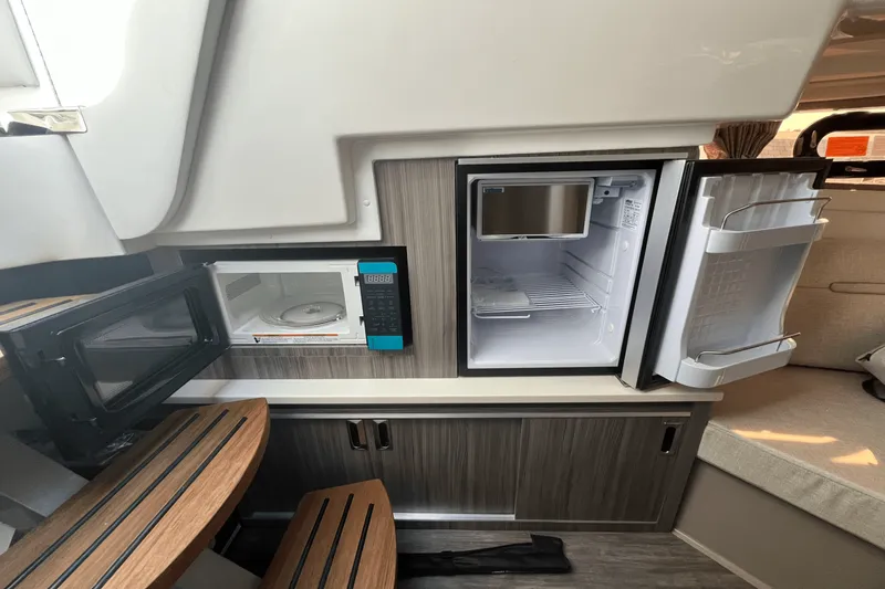 Slide: The Image of Sea Ray Sundancer 320 Outboard 2026 - 29