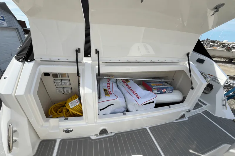 Slide: The Image of Sea Ray Sundancer 320 Outboard 2026 - 4