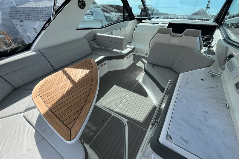 Slide: The Image of Sea Ray Sundancer 320 Outboard 2026 - 5