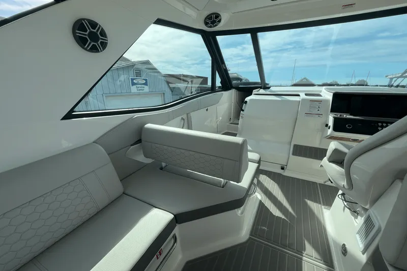 Slide: The Image of Sea Ray Sundancer 320 Outboard 2026 - 9