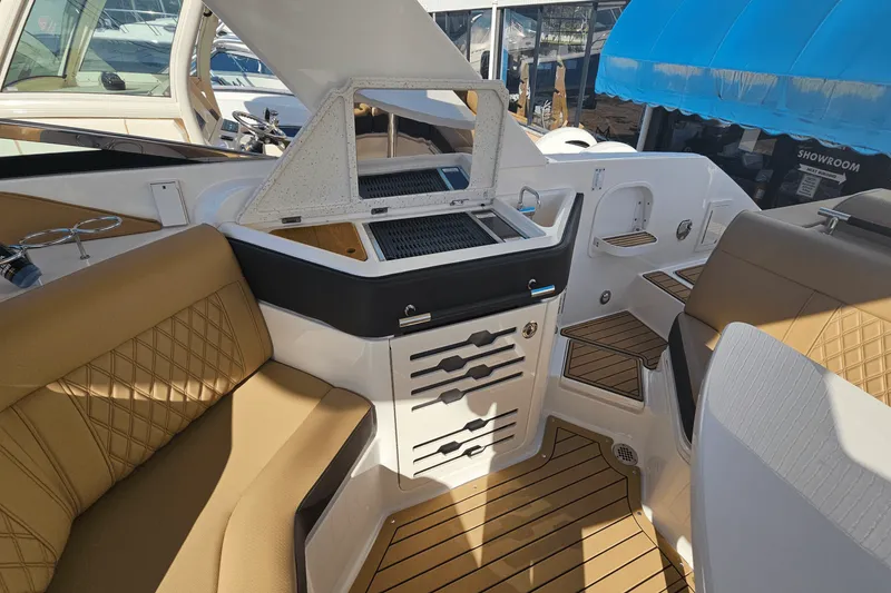Slide: The Image of Sea Ray 310 SLX 2019 - 15
