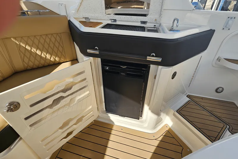 Slide: The Image of Sea Ray 310 SLX 2019 - 16