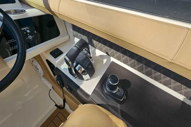 Slide: The Image of Sea Ray 310 SLX 2019 - 31