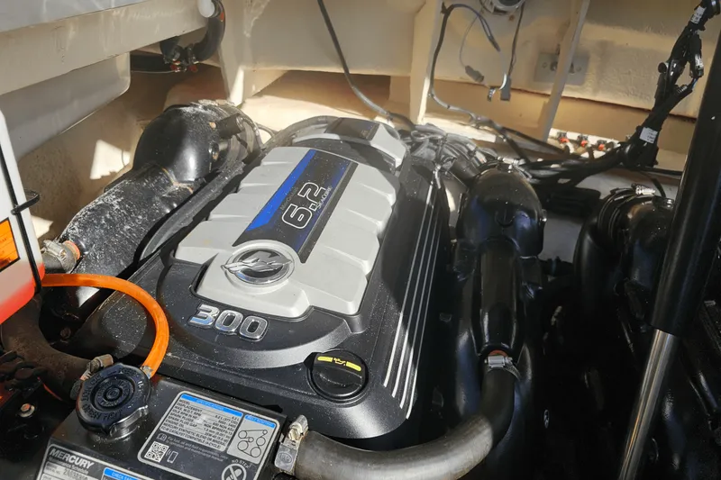 Slide: The Image of Sea Ray 310 SLX 2019 - 7