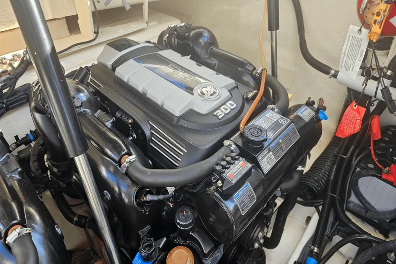 Slide: The Image of Sea Ray 310 SLX 2019 - 8