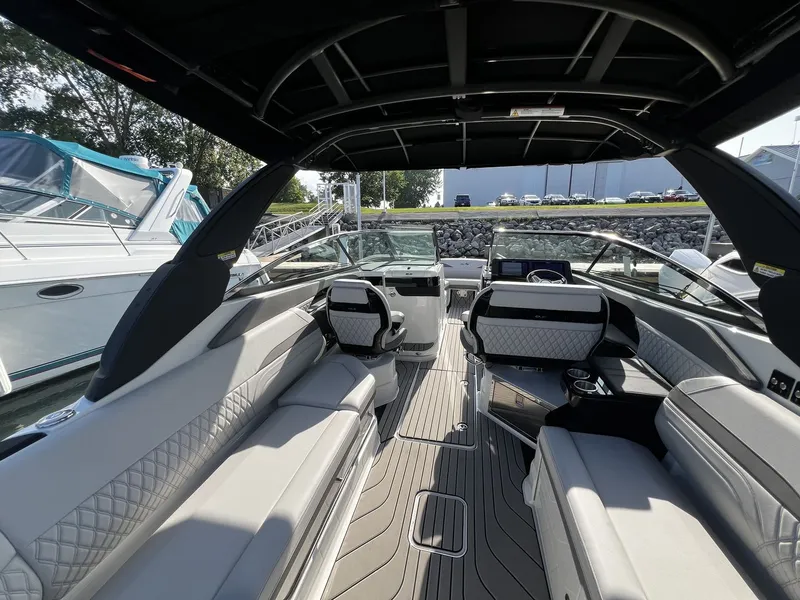 Slide: The Image of Sea Ray SLX 280 2027 - 25
