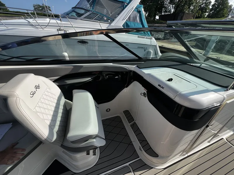 Slide: The Image of Sea Ray SLX 280 2027 - 10