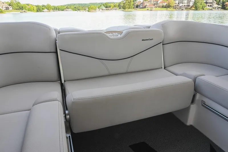 Slide: The Image of MasterCraft X23 2018 - 10