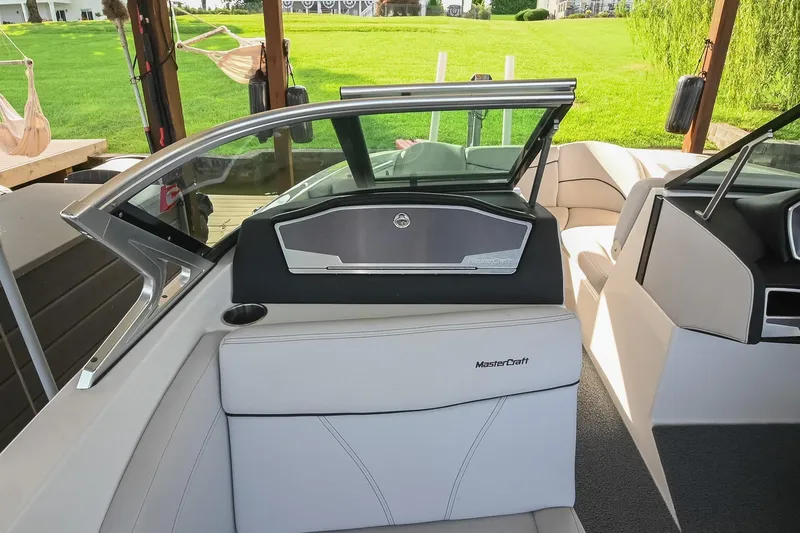 Slide: The Image of MasterCraft X23 2018 - 30