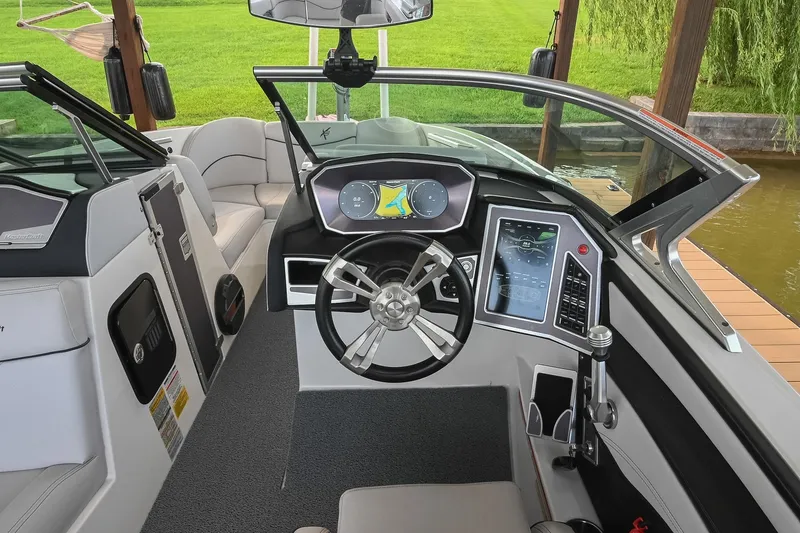 Slide: The Image of MasterCraft X23 2018 - 35