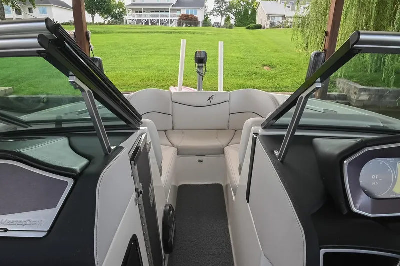 Slide: The Image of MasterCraft X23 2018 - 32