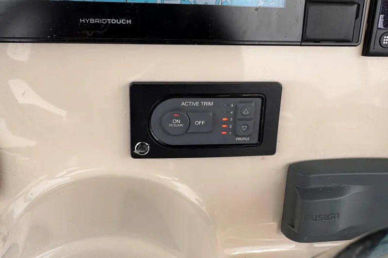 Slide: The Image of Boston Whaler 250 Outrage 2019 - 31