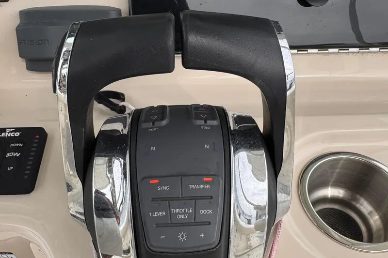 Slide: The Image of Boston Whaler 250 Outrage 2019 - 32