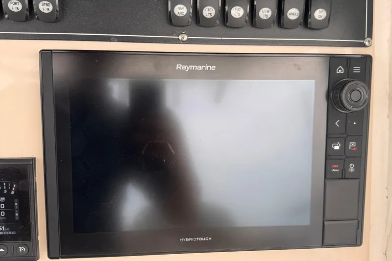 Slide: The Image of Boston Whaler 250 Outrage 2019 - 33