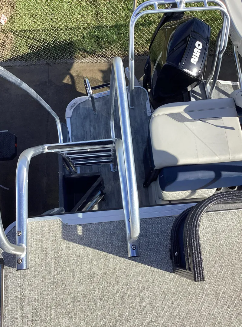 Slide: The Image of 2022 Crest CARIBBEAN LX 250 L boat with seating and railing. - 8