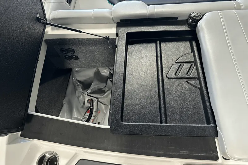 Slide: The Image of Malibu 21 VLX 2021 - 15