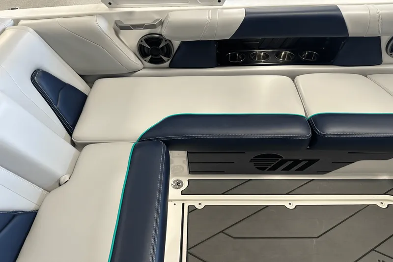 Slide: The Image of Malibu 21 VLX 2021 - 28