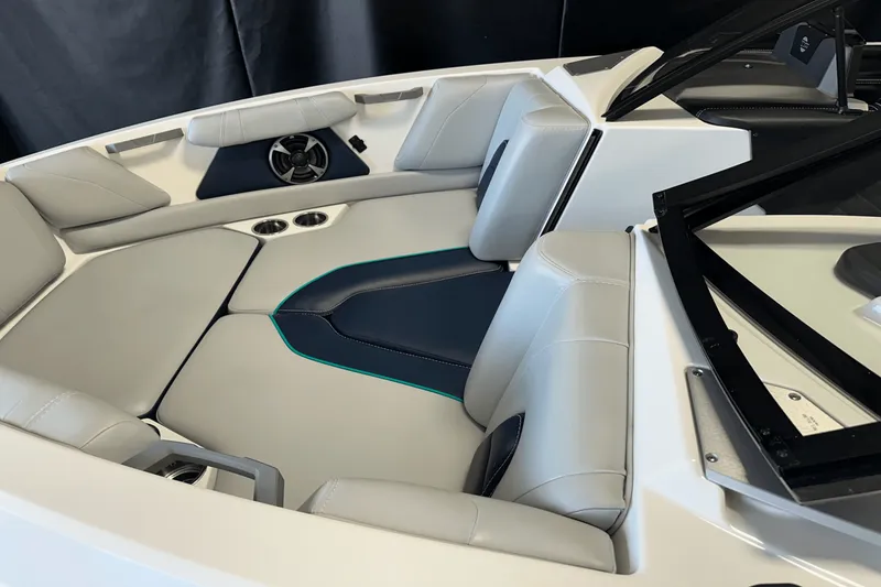 Slide: The Image of Malibu 21 VLX 2021 - 3