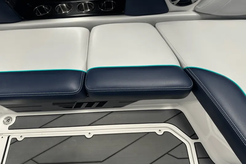 Slide: The Image of Malibu 21 VLX 2021 - 32