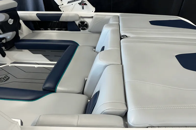 Slide: The Image of Malibu 21 VLX 2021 - 6