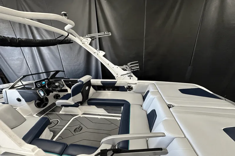 Slide: The Image of Malibu 21 VLX 2021 - 7