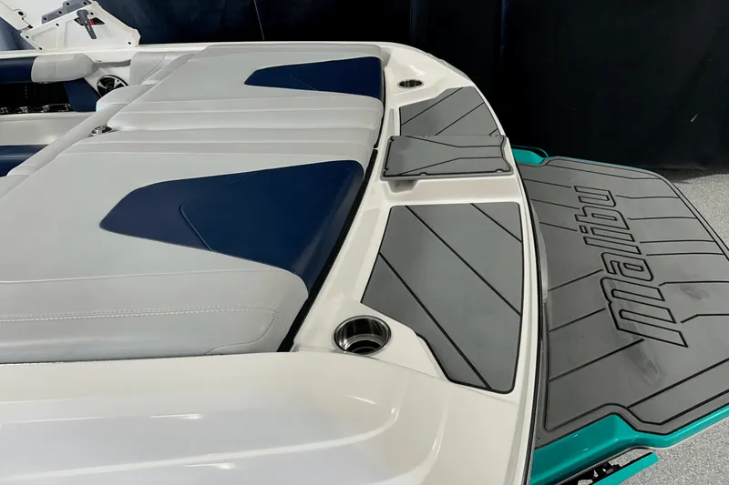 Slide: The Image of Malibu 21 VLX 2021 - 8