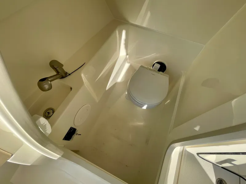 Slide: The Image of Boston Whaler 240 Vantage 2026 - 13