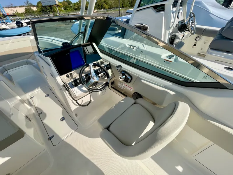 Slide: The Image of Boston Whaler 240 Vantage 2026 - 14