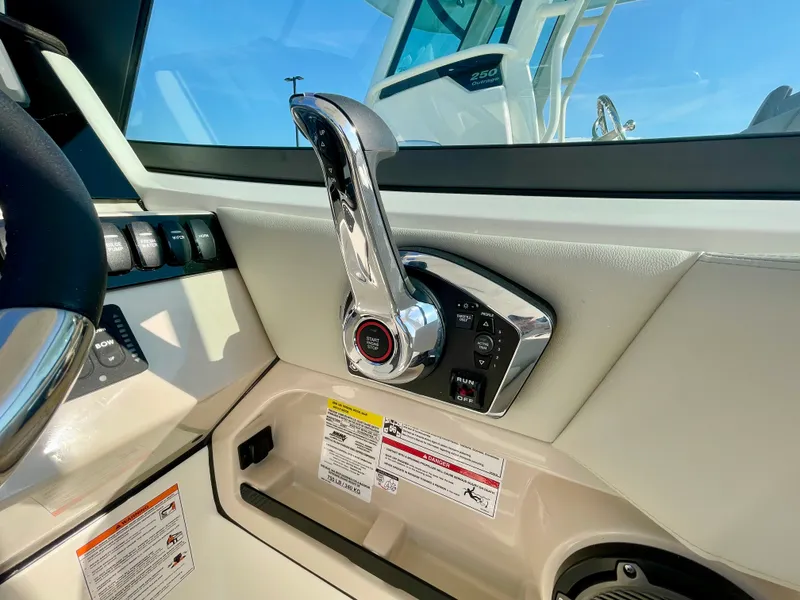 Slide: The Image of Boston Whaler 240 Vantage 2026 - 15